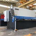 हाइड्रोलिक कतरन मशीन 12 मिमी स्टील प्लेट काटने की मशीन 2500 मिमी